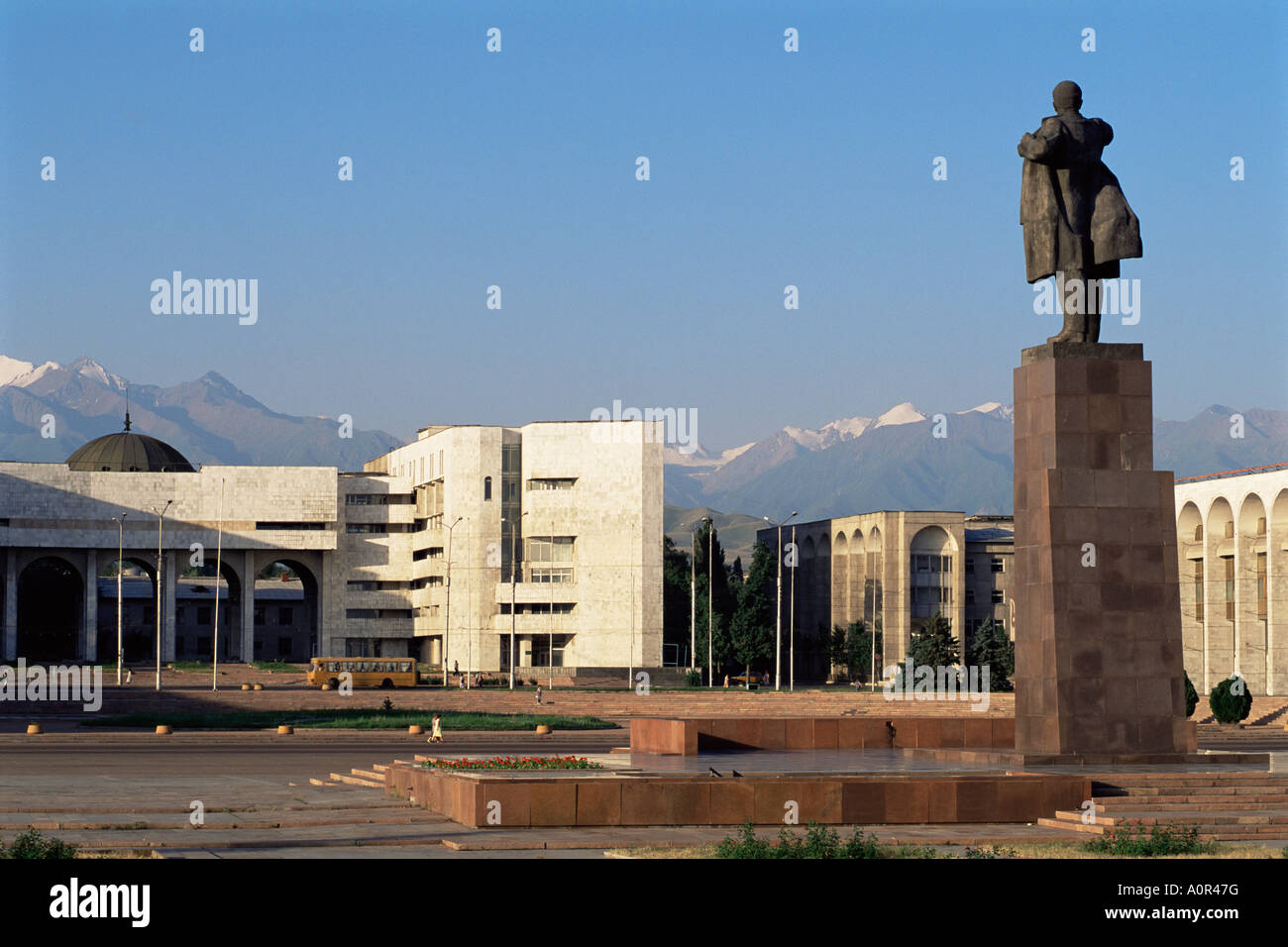Vue de la Place Lénine à l'égard de l'Ala trop chaîne de montagnes d'Asie centrale Asie Kirghizistan Bichkek Banque D'Images