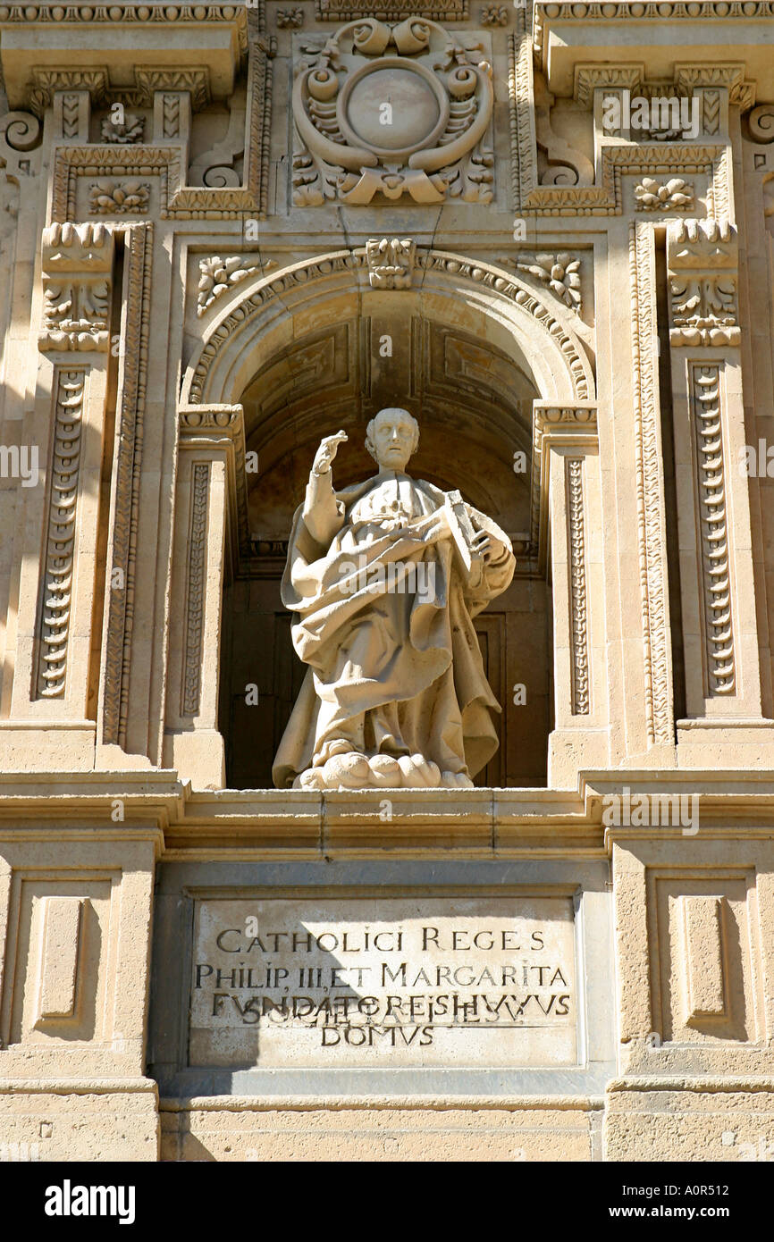 Frontispice de l'Université de Salamanque, avec des mots indiquant que les rois Philippe et Marguerite furent les fondateurs Banque D'Images
