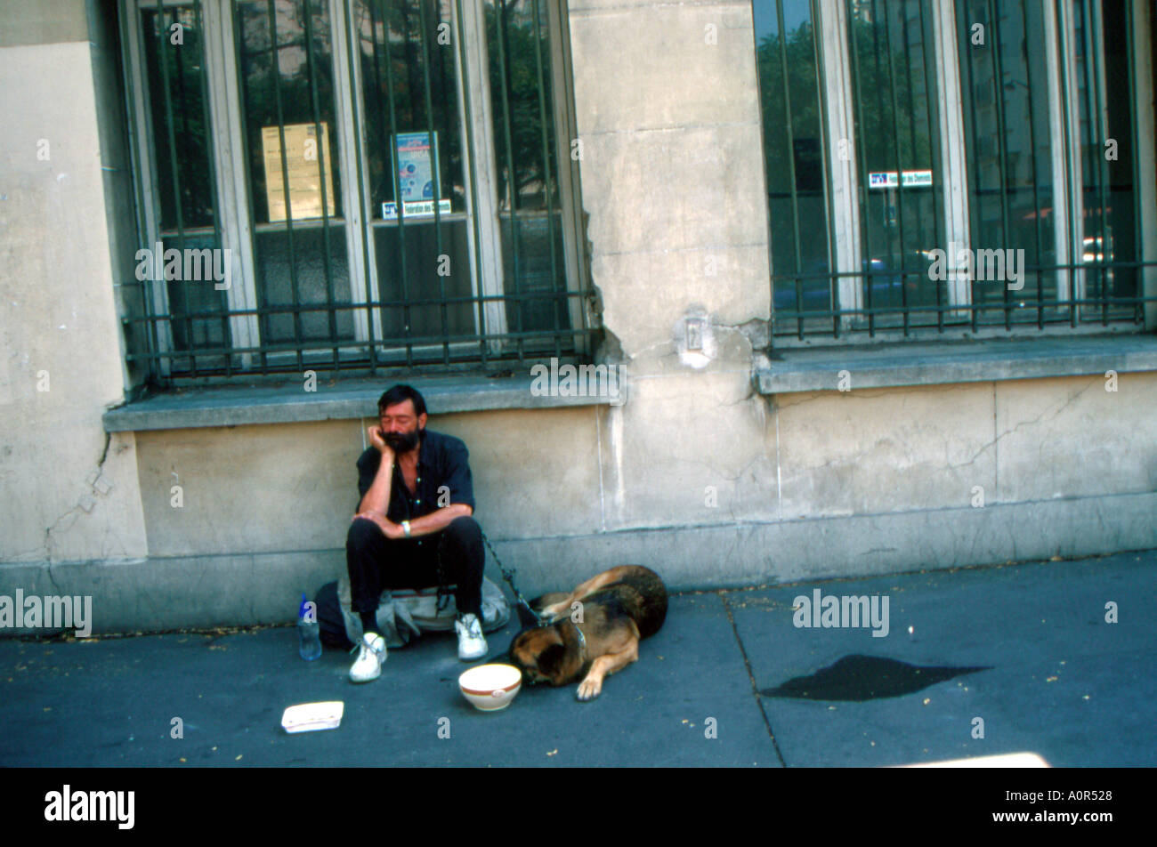 Les sans-abri lieu down street avec ses animaux de la mendicité et paris france Banque D'Images