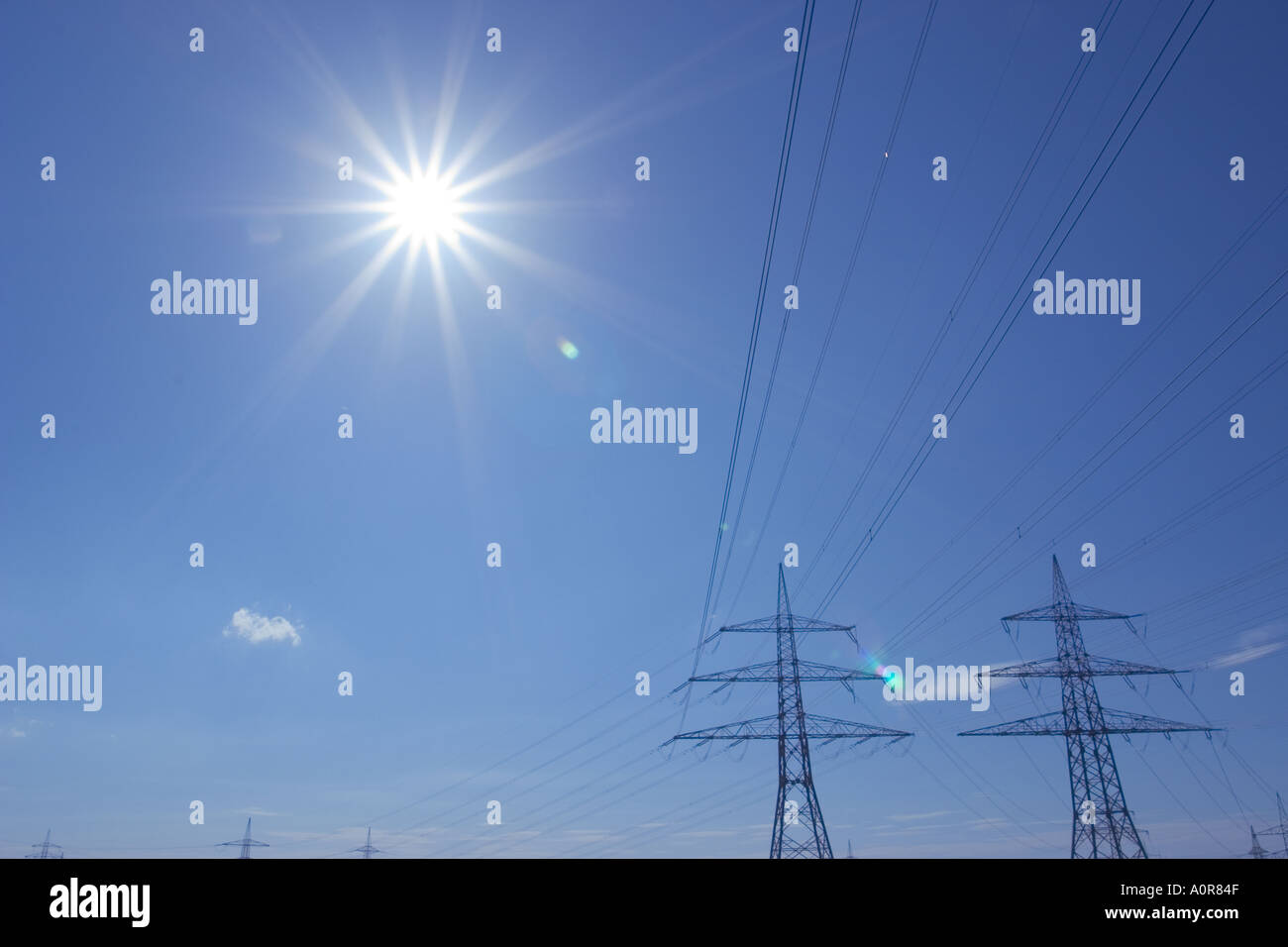 Câbles haute tension et les pylônes en contre-jour avec Erding Haute-bavière Allemagne Banque D'Images