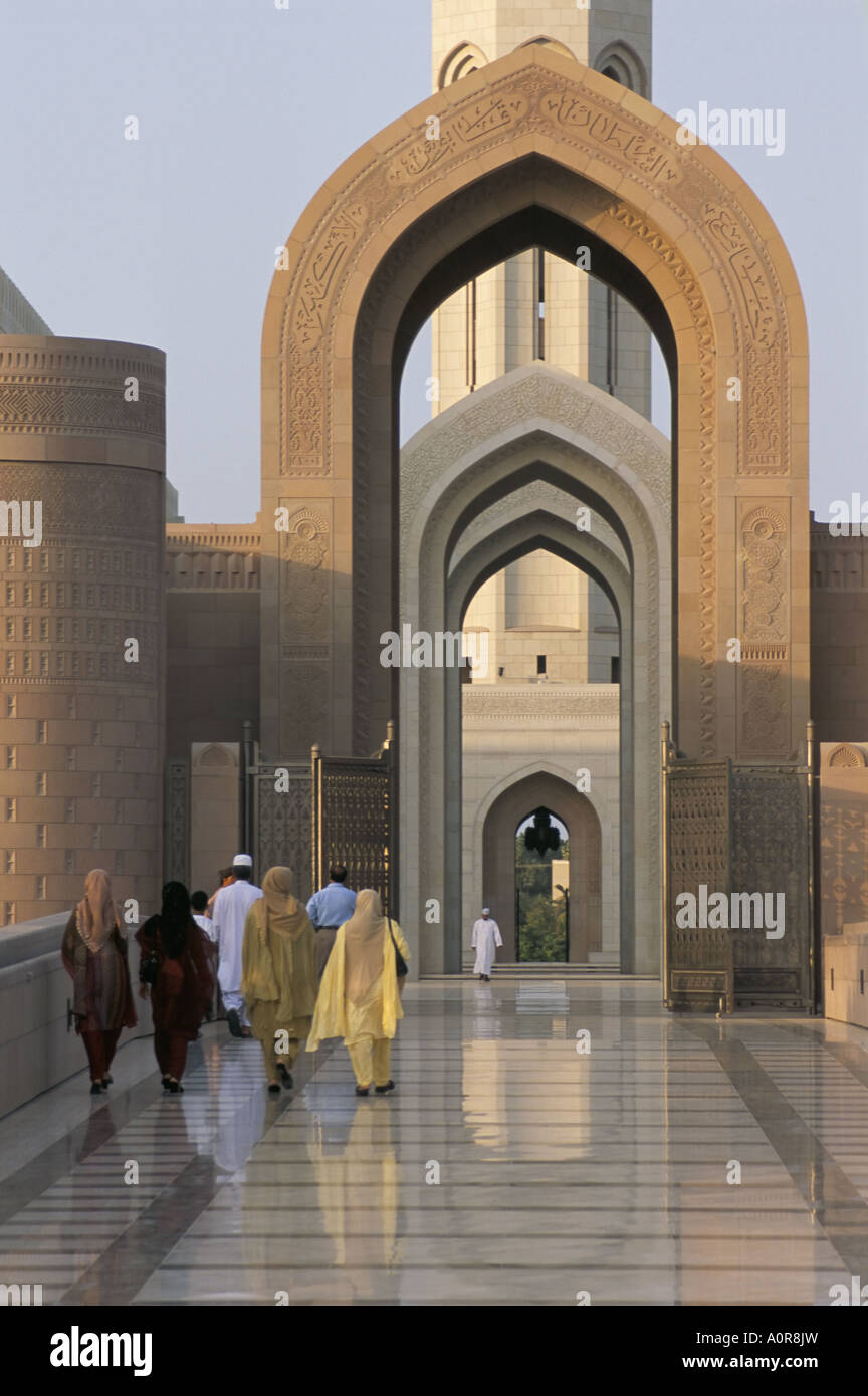 Entrée de Madinat al Sultan Qaboos nouvelle grande mosquée de Al Khuwayr Muscat Oman Moyen-orient Banque D'Images