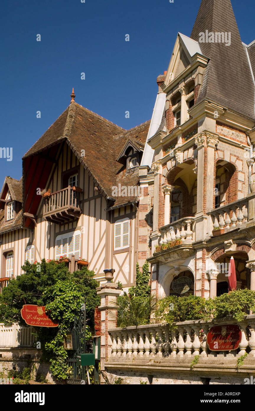 Un petit hôtel avec une architecture balnéaire traditionnel à Cabourg Normandie France Europe Banque D'Images