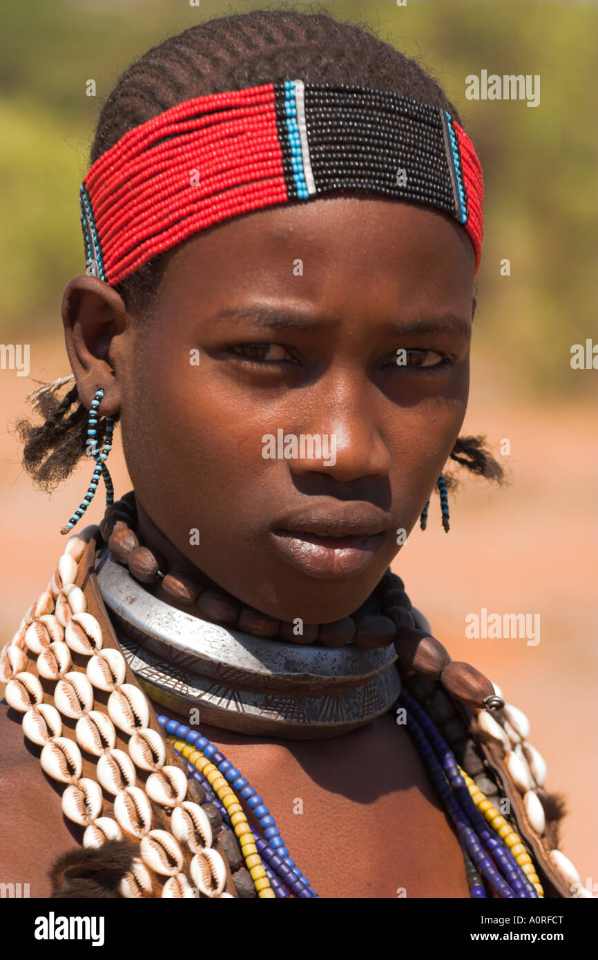 Hamer dame portant robe de peau de chèvre traditionnelle décorée de coquilles cowie Dombo inférieur Turmi village vallée de l'Omo Ethiopie Afrique Banque D'Images