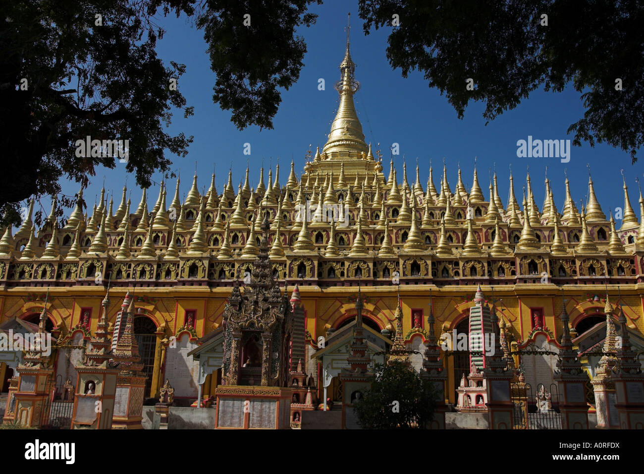 Thanboddhay Paya construit au 20ème siècle par Moehnyin Sayadaw dit contenir plus de 500000 images de Bouddha Monywa Rhône-Alpes Banque D'Images