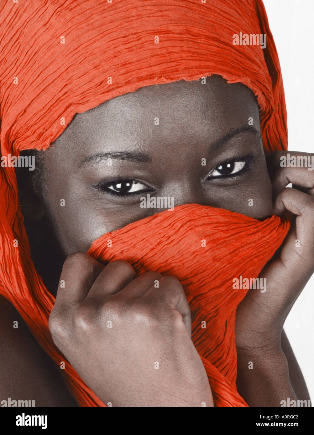 Portrait d'une fille noire avec un timide foulard rouge Banque D'Images