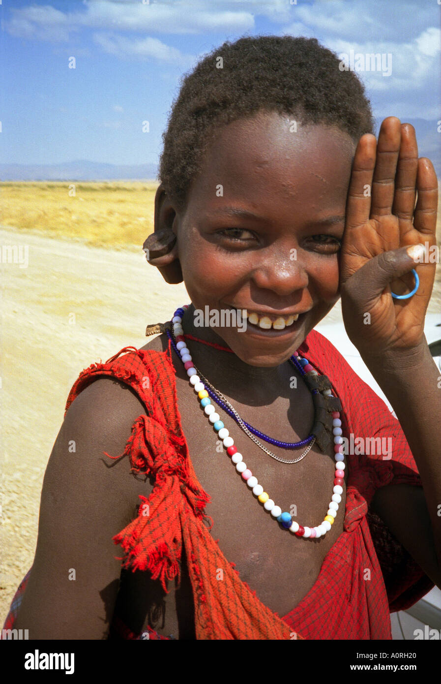 Smiling boy décoré de perles colorées travail peuple masai Masai Mara National Reserve d'Ewaso Ngiro sud du Kenya Afrique de l'Est Banque D'Images