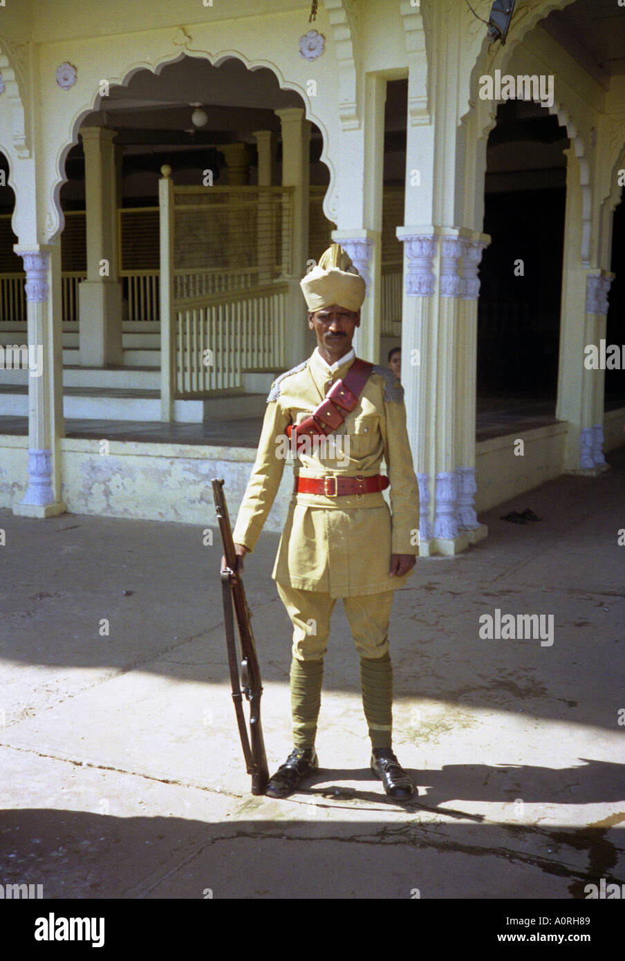 Portrait man stand posent une tradition de la rue de la garde impériale coloniale turban fusil hat Mysore Karnataka Inde Asie du Sud Banque D'Images