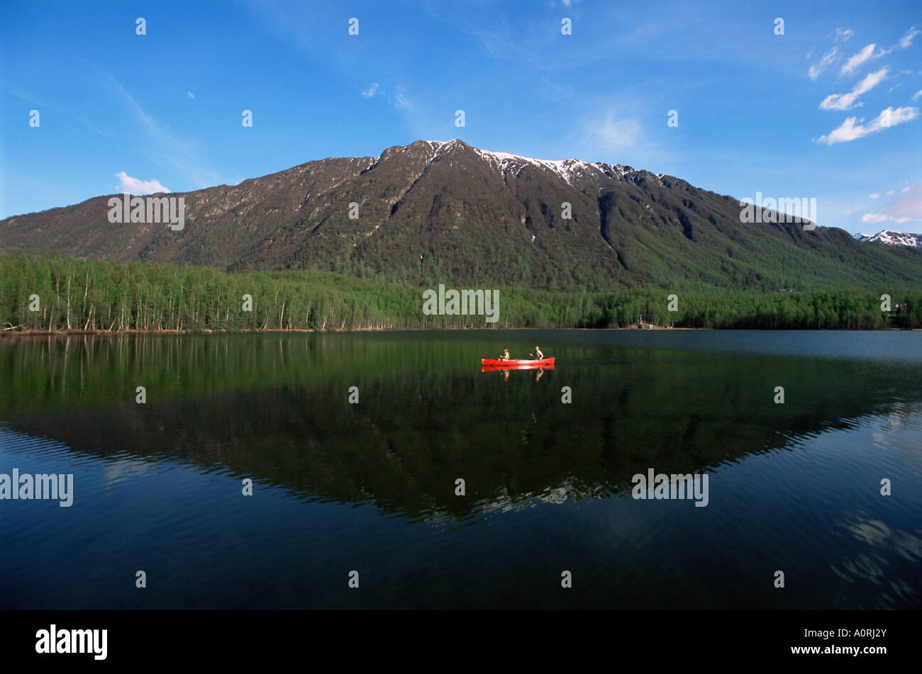 L'homme et la femme canoë à Mirror Lake Montagnes Chugach Anchorage Alaska Etats-unis d'Amérique Amérique du Nord Banque D'Images