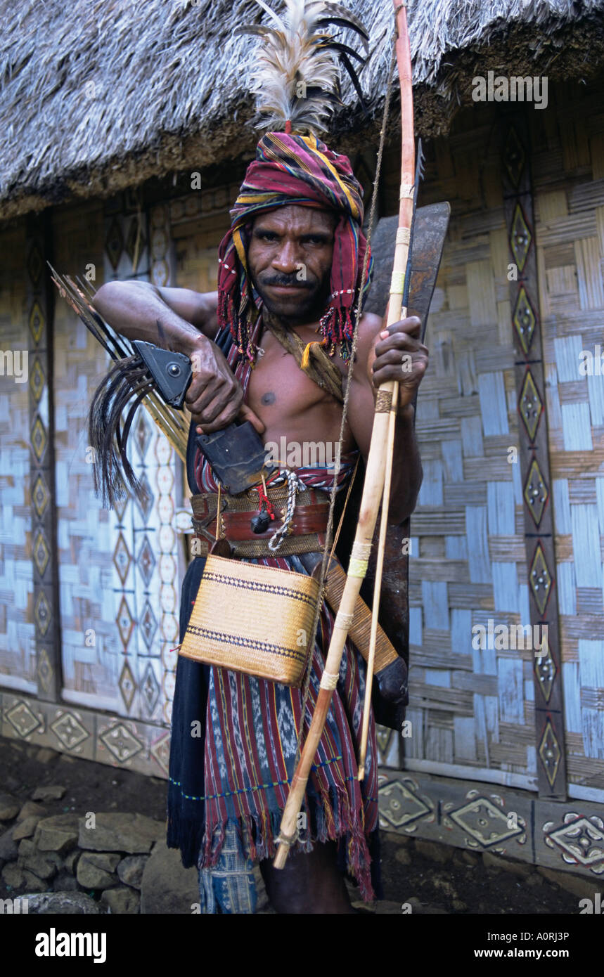 Abui chasseur tribal guerrier dans l'Est de l'île robe Alor Indonésie zone Asie Asie du sud-est Banque D'Images