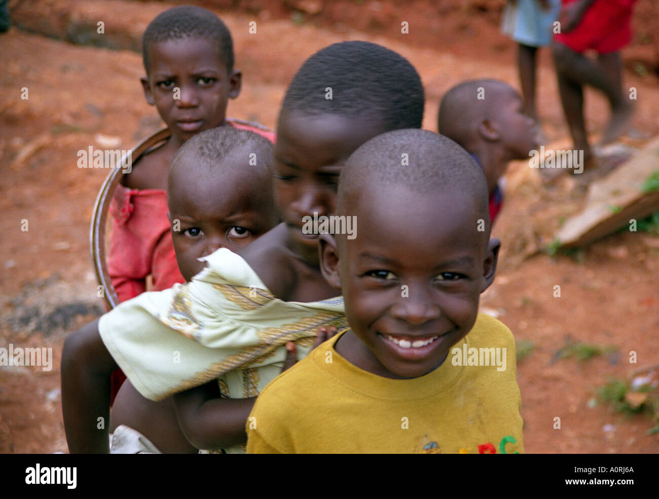 Groupe Portrait Enfants Garcon Fille Bidonville Jouer Piscine Sourire Regarder Tenir Bebe Calin Heureux Serene Kampala Ouganda Afrique De L Est Photo Stock Alamy