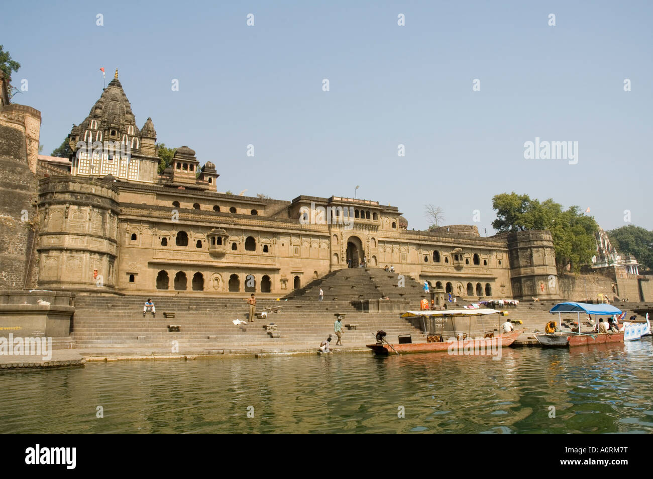 Shiva temple hindou et Ahilya fort complexe au bord de la rivière Narmada Maheshwar état du Madhya Pradesh en Inde Asie Banque D'Images