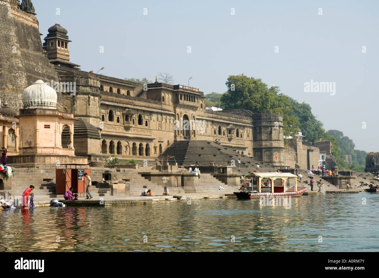 Shiva temple hindou et Ahilya fort complexe au bord de la rivière Narmada Maheshwar état du Madhya Pradesh en Inde Asie Banque D'Images