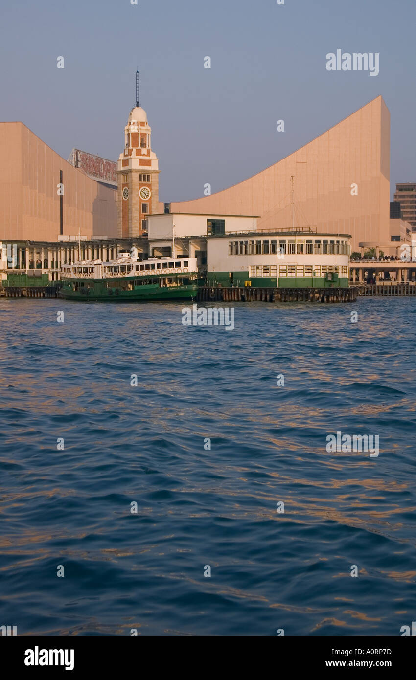 Dh Terminal star Ferry Tsim Sha Tsui HONG KONG Star Ferry Pier à l'ancienne jetée de l'horloge et la tour de KCR Hong Kong Cultural Centre Banque D'Images
