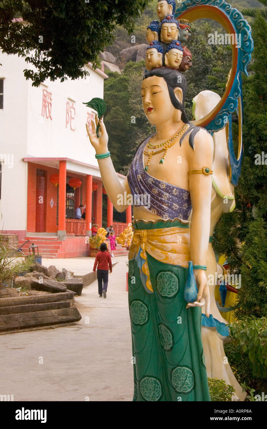 Dh dix mille bouddhas Monastery HONG KONG SHATIN statues peintes de couleurs personne marchant à temple chinois de nouveaux territoires Banque D'Images
