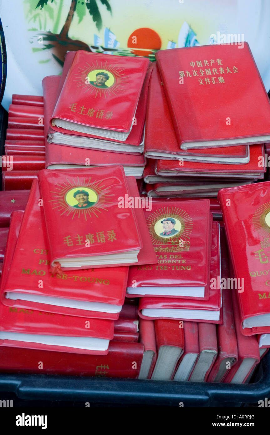 Les petits livres rouges à vendre au grand marché aux puces pan Jia Yuan Pékin Chine Asie Banque D'Images