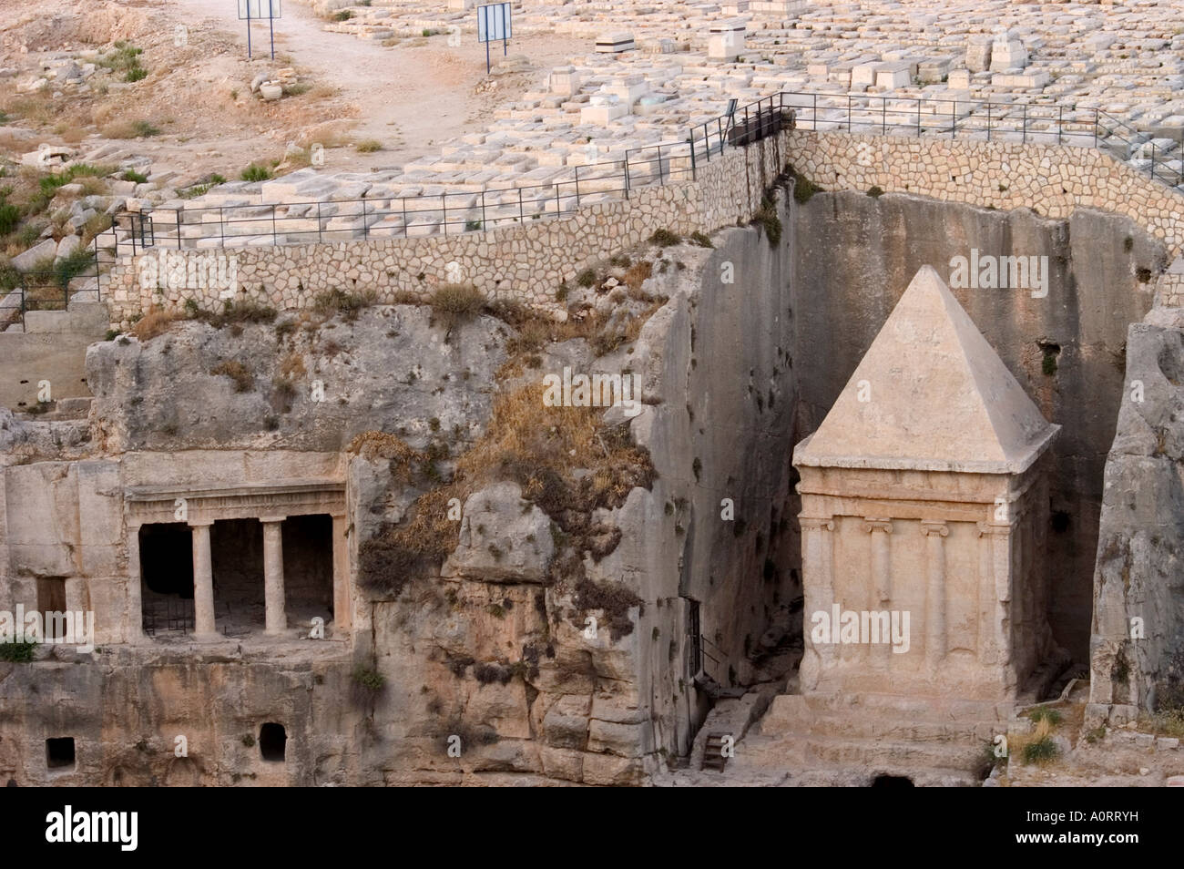 Pilier d'Absalom Cimetière juif de Cédron Jérusalem Israël Moyen-orient Banque D'Images