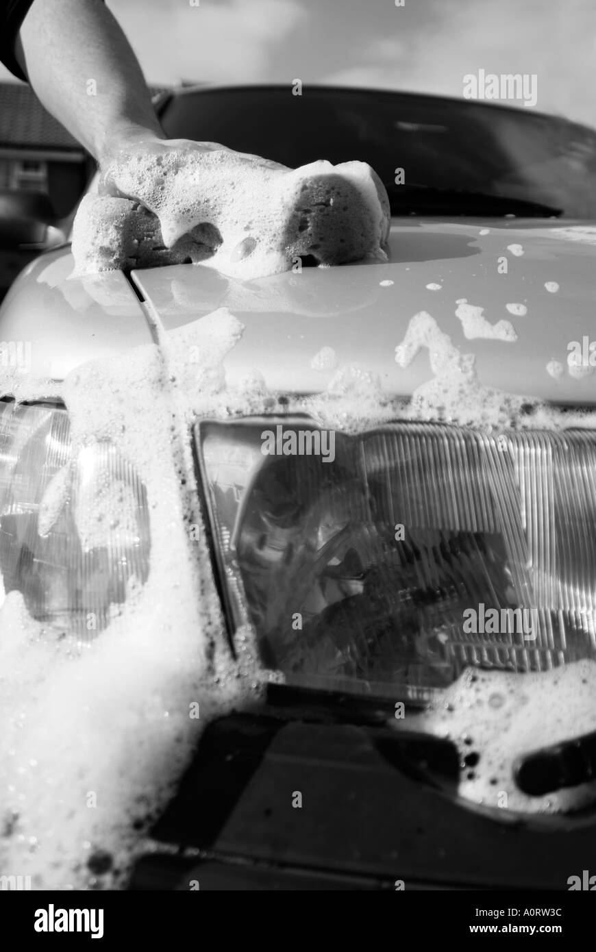 Laver sa voiture l'homme fier fierté propre lavage lavage de voiture de l'eau savonneuse polonais de l'eau savonneuse sale saleté route benne voiture Banque D'Images