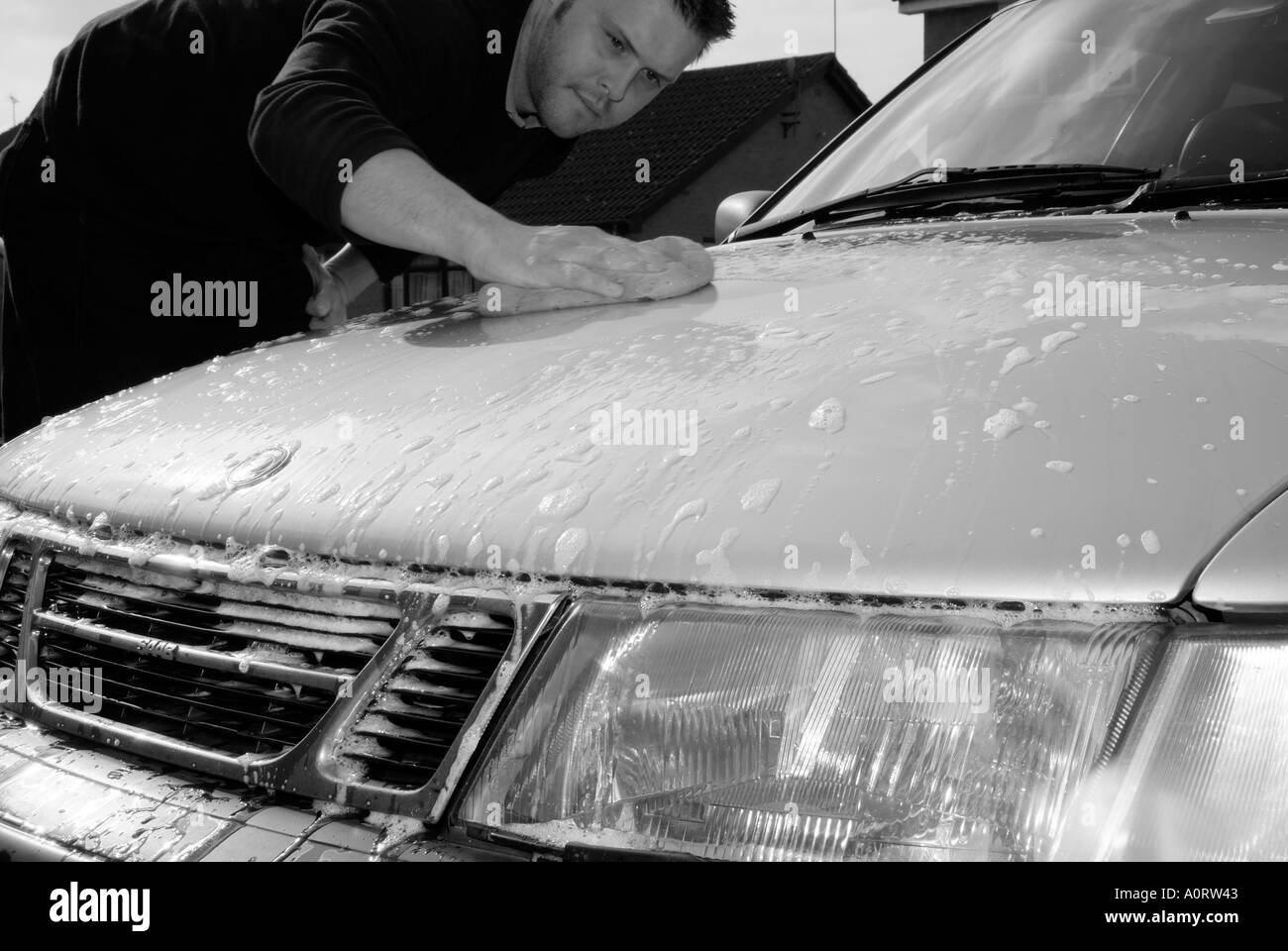 Lavage de voiture propre lavage savonneuse polonais de l'eau savonneuse sale saleté route benne voiture Banque D'Images