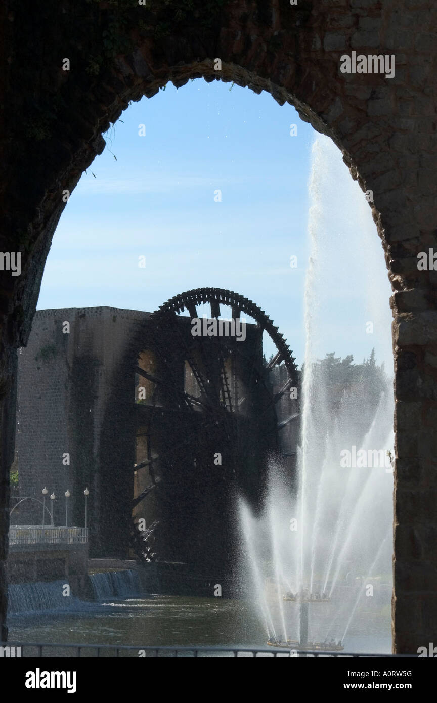Fontaine et roue de l'eau sur la rivière Orontes Hama Syrie Moyen Orient Banque D'Images