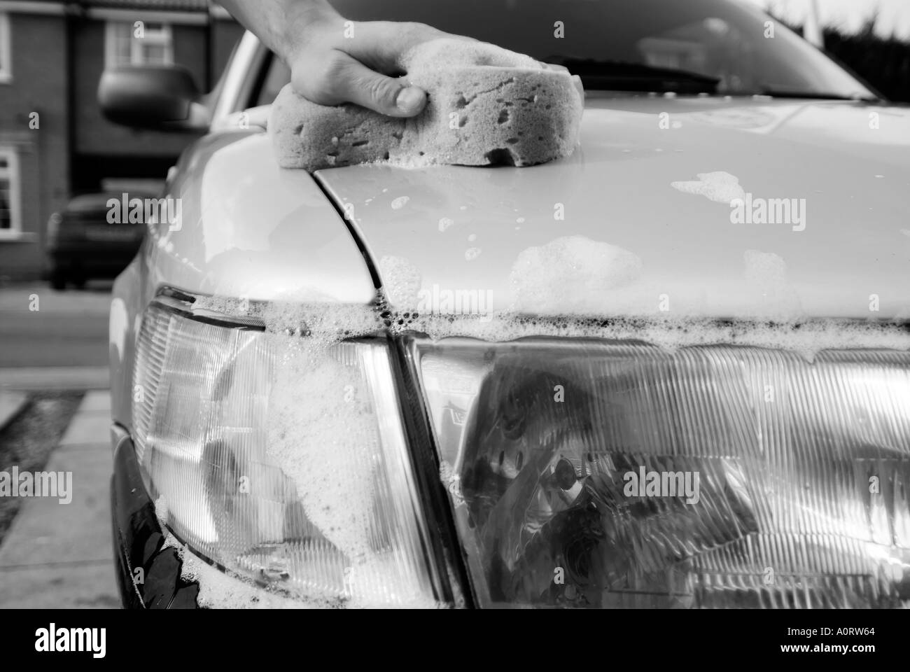 Lavage de voiture propre lavage savonneuse polonais de l'eau savonneuse sale saleté route benne voiture Banque D'Images