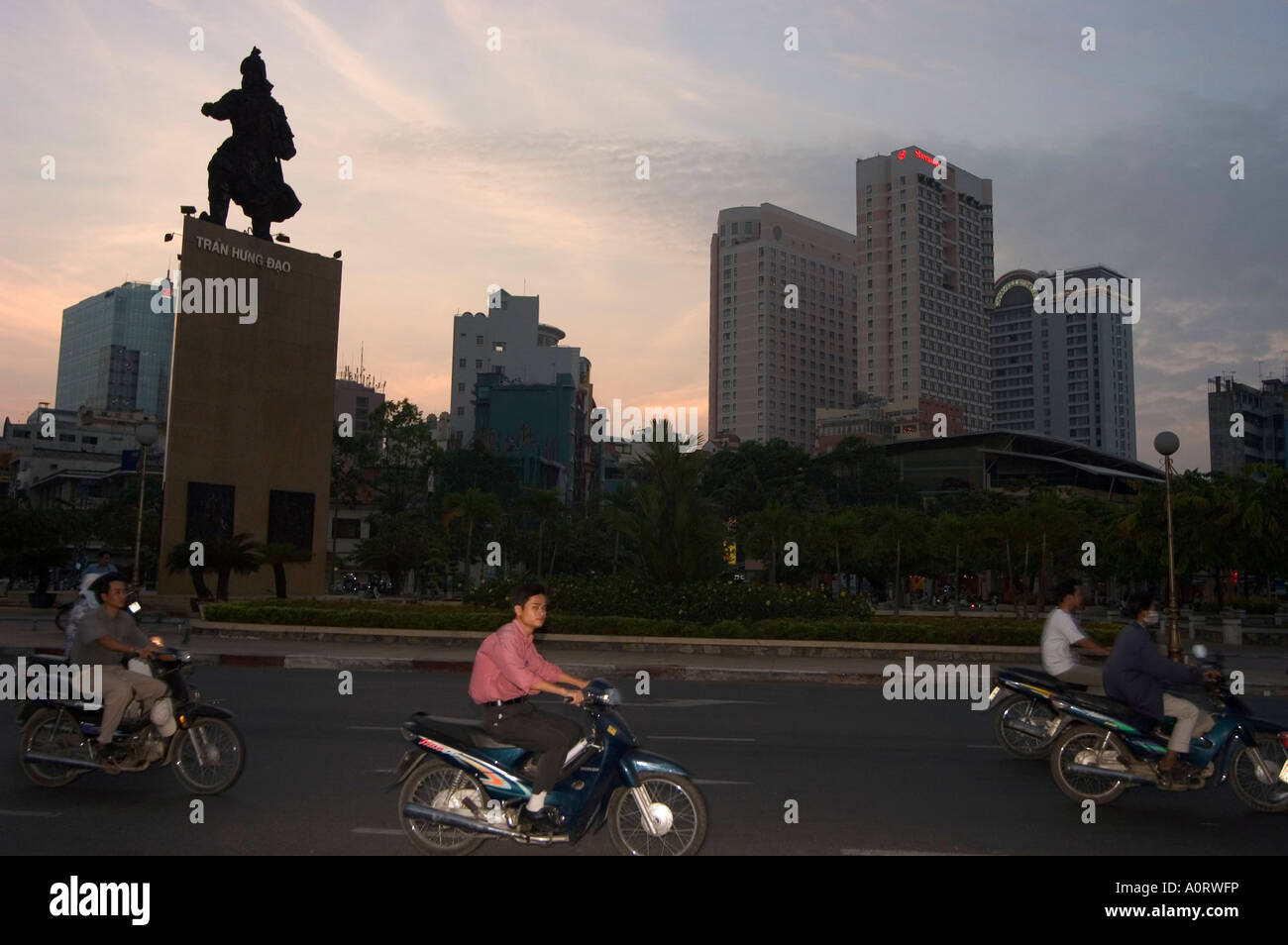 Tran Hung Dao statue ville coucher de Ho Chi Minh City Saigon Vietnam Asie Asie du sud-est Banque D'Images