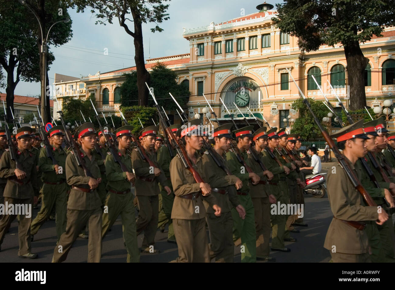 Parade militaire devant le G P O Ho Chi Minh City Saigon Vietnam Asie Asie du sud-est Banque D'Images