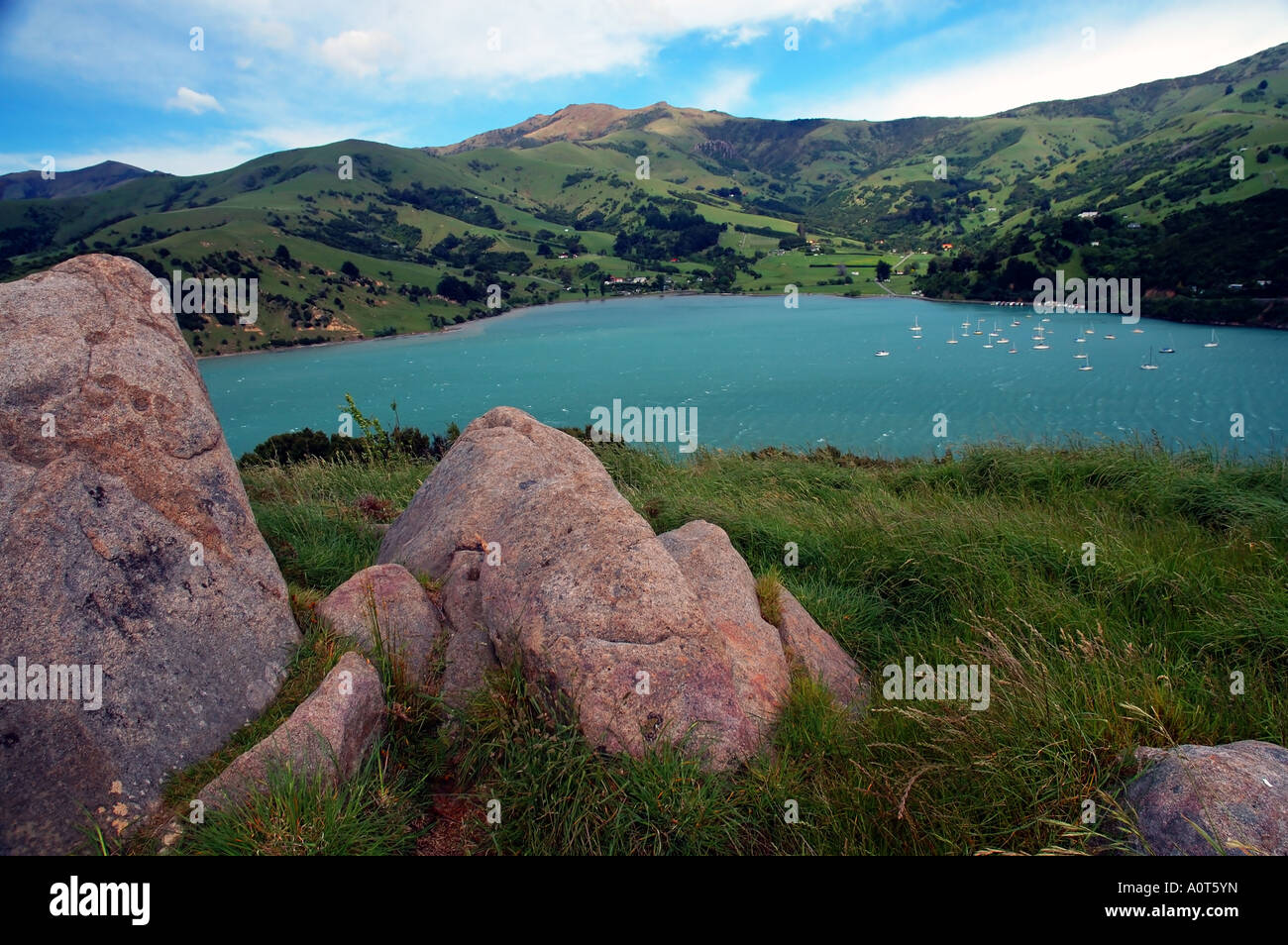 Vue de la ville d'Akaroa Harbour ferme français dans l'ensemble de l'historique d'Onawe site maori pa la péninsule de Banks Nouvelle Zélande Banque D'Images