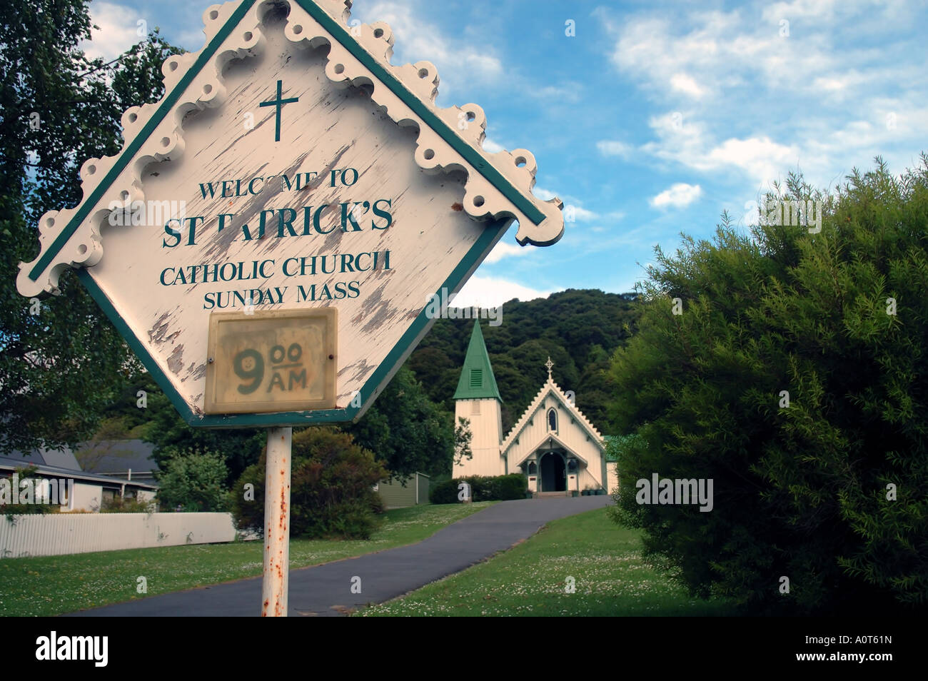 Aperçu de signe indiquant le temps pour les services de masse catholique au St Patrick's Church Akaroa La péninsule de Banks Nouvelle-Zélande Aucun PR Banque D'Images Aperçu de signe indiquant le temps pour les services de masse catholique au St Patrick's Church Akaroa La péninsule de Banks Nouvelle-Zélande Aucun PR Banque D'Images