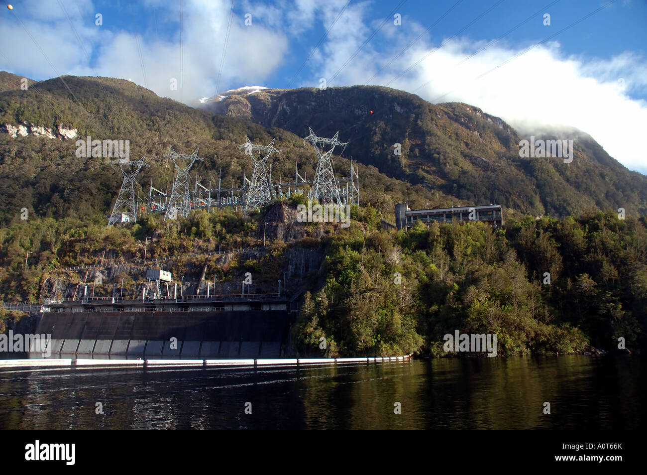 Manapouri Power Station sur le Lac Manapouri Parc National de Fiordland Nouvelle-zélande Aucun PR Banque D'Images