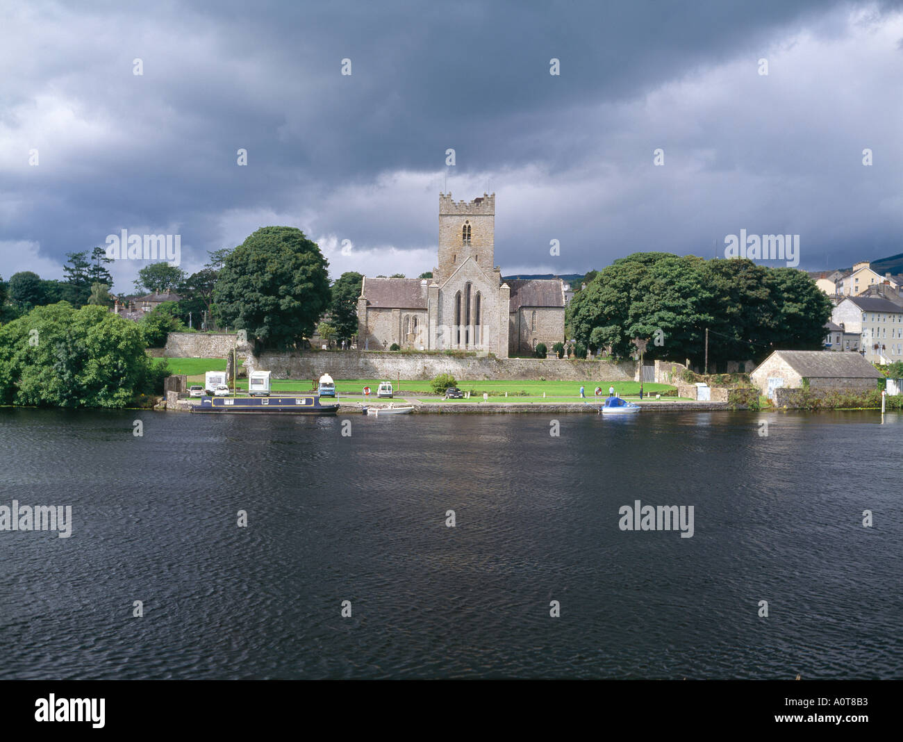 Vieille église sur les bords de la rivière reflète sur les eaux du plus long fleuve d'Irlande, Banque D'Images