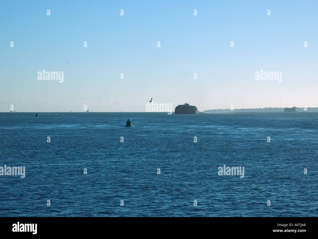 Dans la distance peut être vu non Man's Land fort dans le Solent près de Portsmouth sur la côte sud de l'Angleterre Banque D'Images