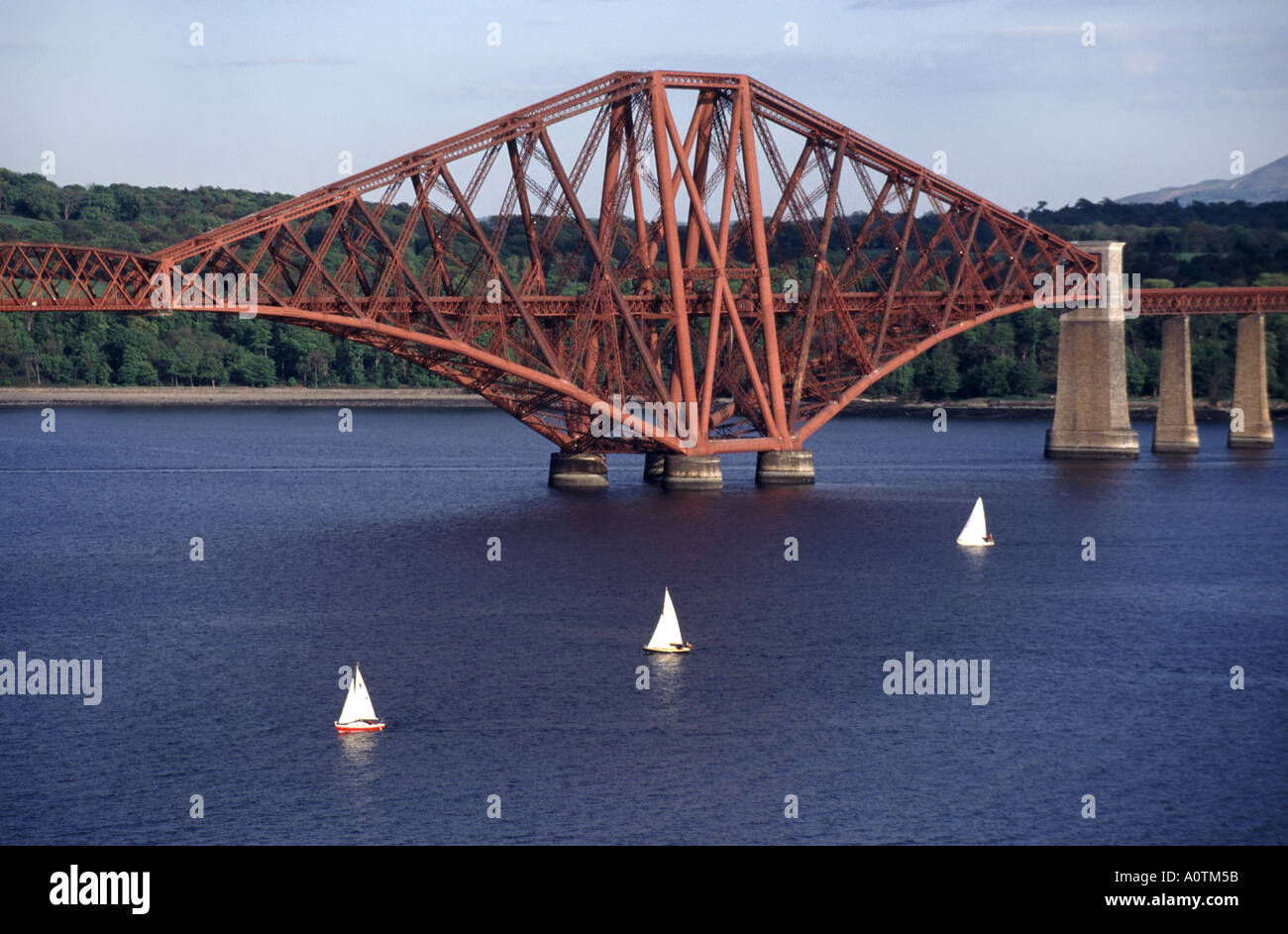 Trois bateaux à voile et une partie du célèbre Victoria Scottish Firth of Forth acier pont de rail en porte-à-faux sud Queensferry rivage Ecosse Royaume-Uni Banque D'Images