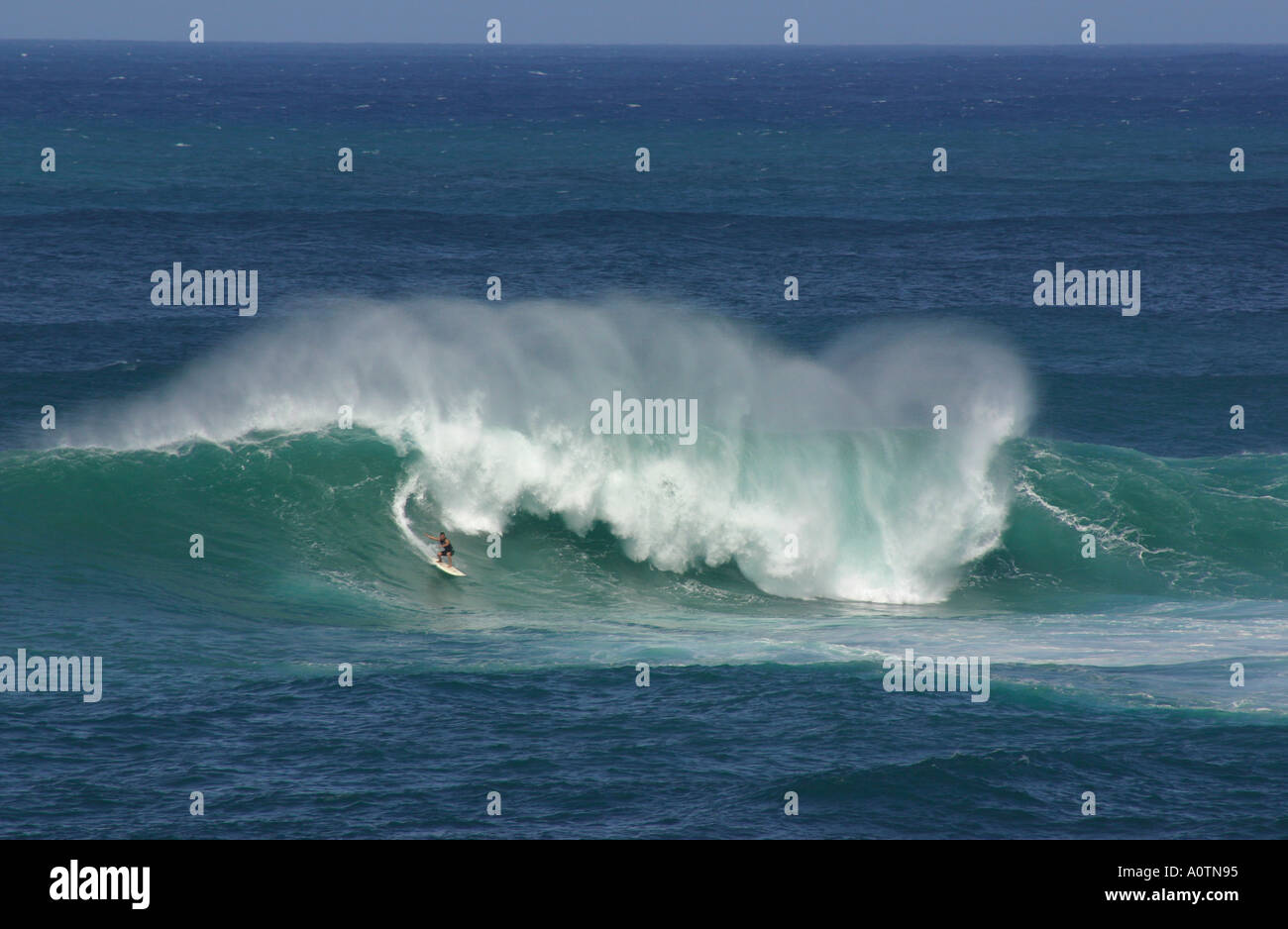 Surfer à Oahu Hawaii Waimea Bay Banque D'Images