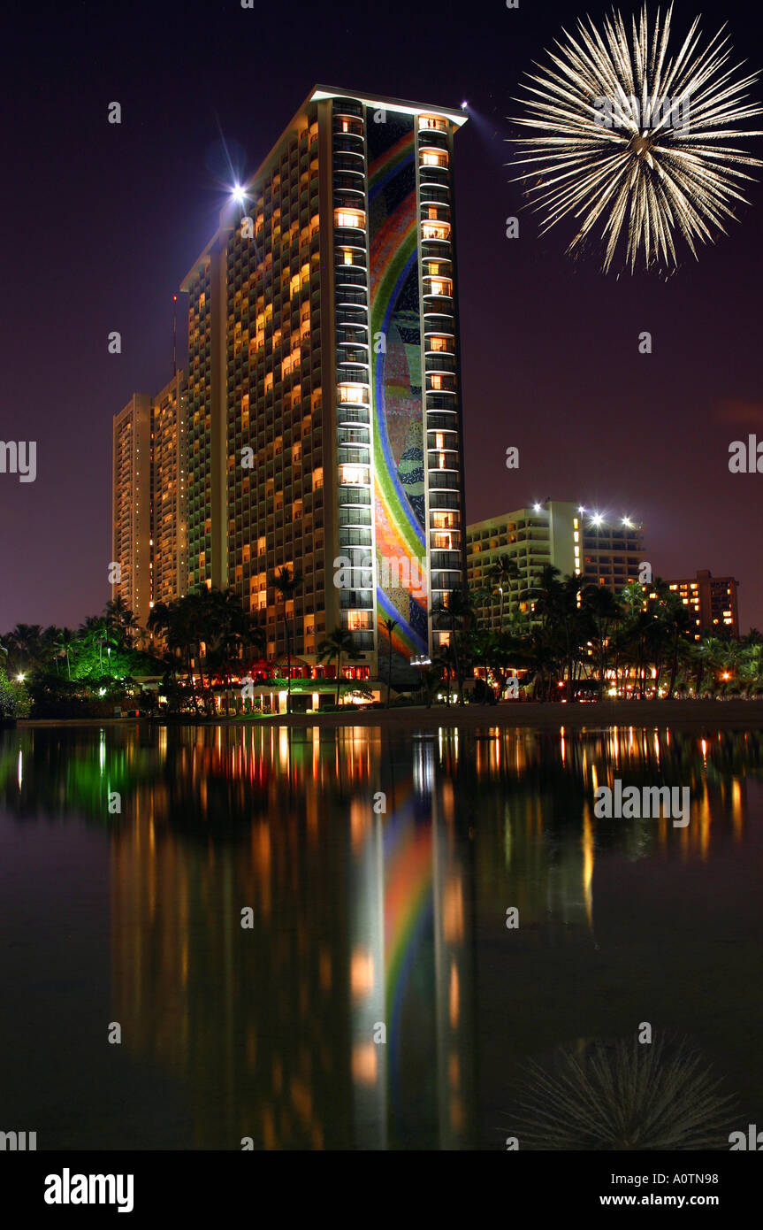 Hilton Hawaiian Village avec Fireworks et reflétant la nuit lagon Banque D'Images