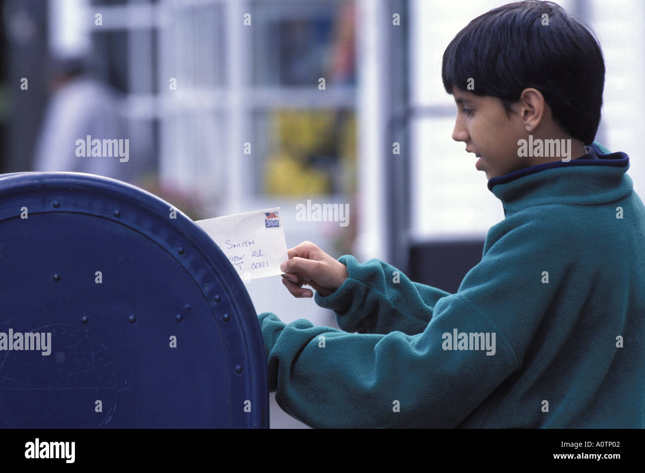 Asian American boy lettre de publipostage Banque D'Images