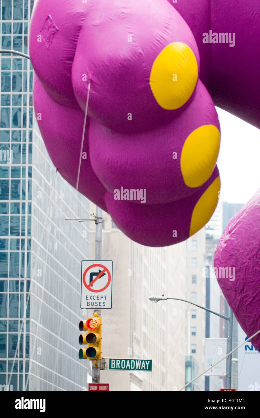 Barney le dinosaure ballon passe sur Broadway dans le 2005 Macy's Thanksgiving Day Parade à New York City Banque D'Images