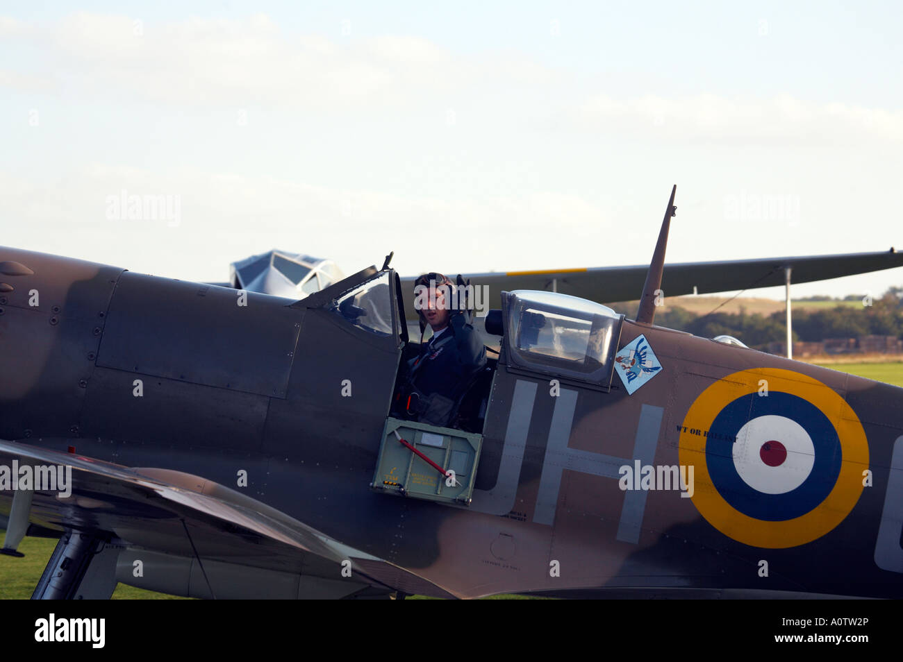 Close up de Spitfire et éden des pilotes après l'atterrissage à l'aérodrome de Duxford 2006 Banque D'Images