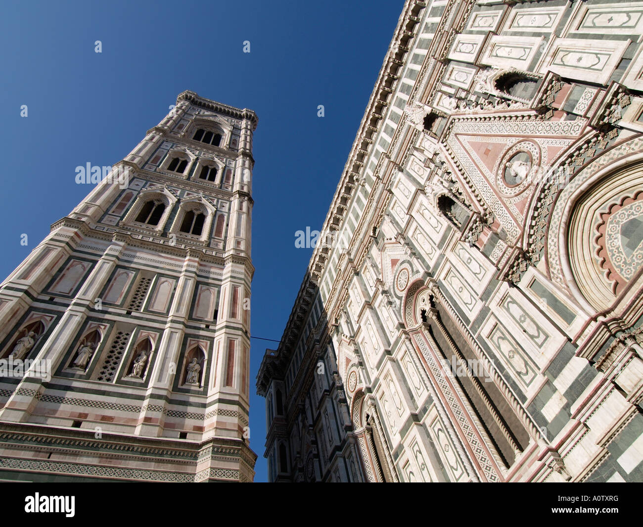 Jusqu'à l'impressionnante cathédrale du Duomo à Florence en contrepartie avec sa tour campanile Florence Toscane Italie Banque D'Images
