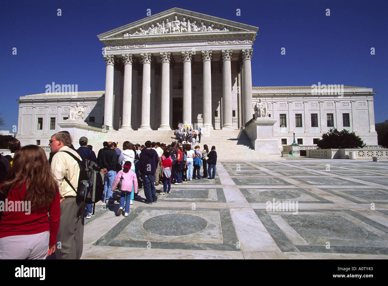 Les touristes s'alignent sur la Plaza en face du bâtiment de la Cour suprême des Etats-Unis Washington DC Banque D'Images