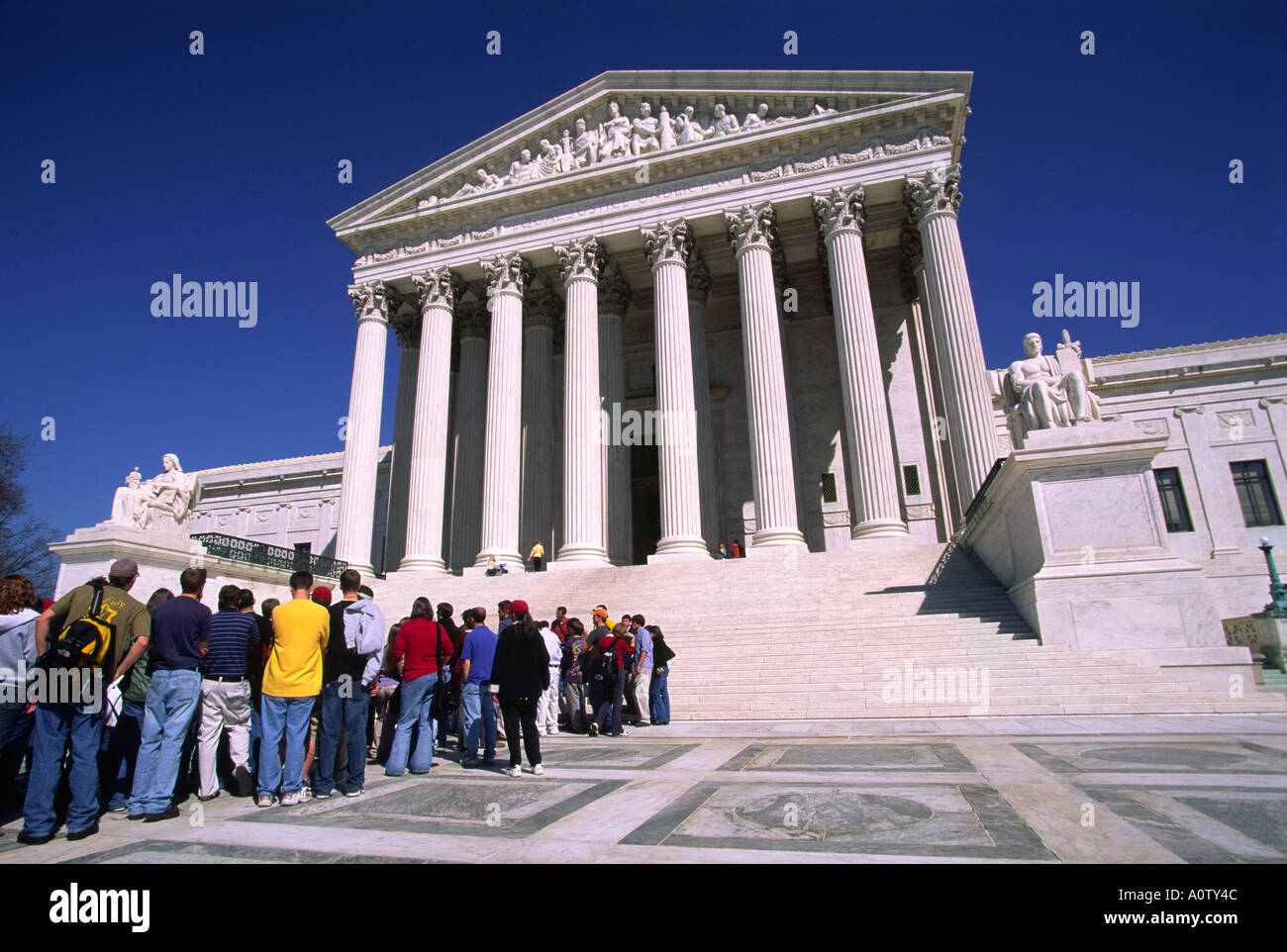 Les touristes s'alignent sur la Plaza en face du bâtiment de la Cour suprême des Etats-Unis Washington DC Banque D'Images