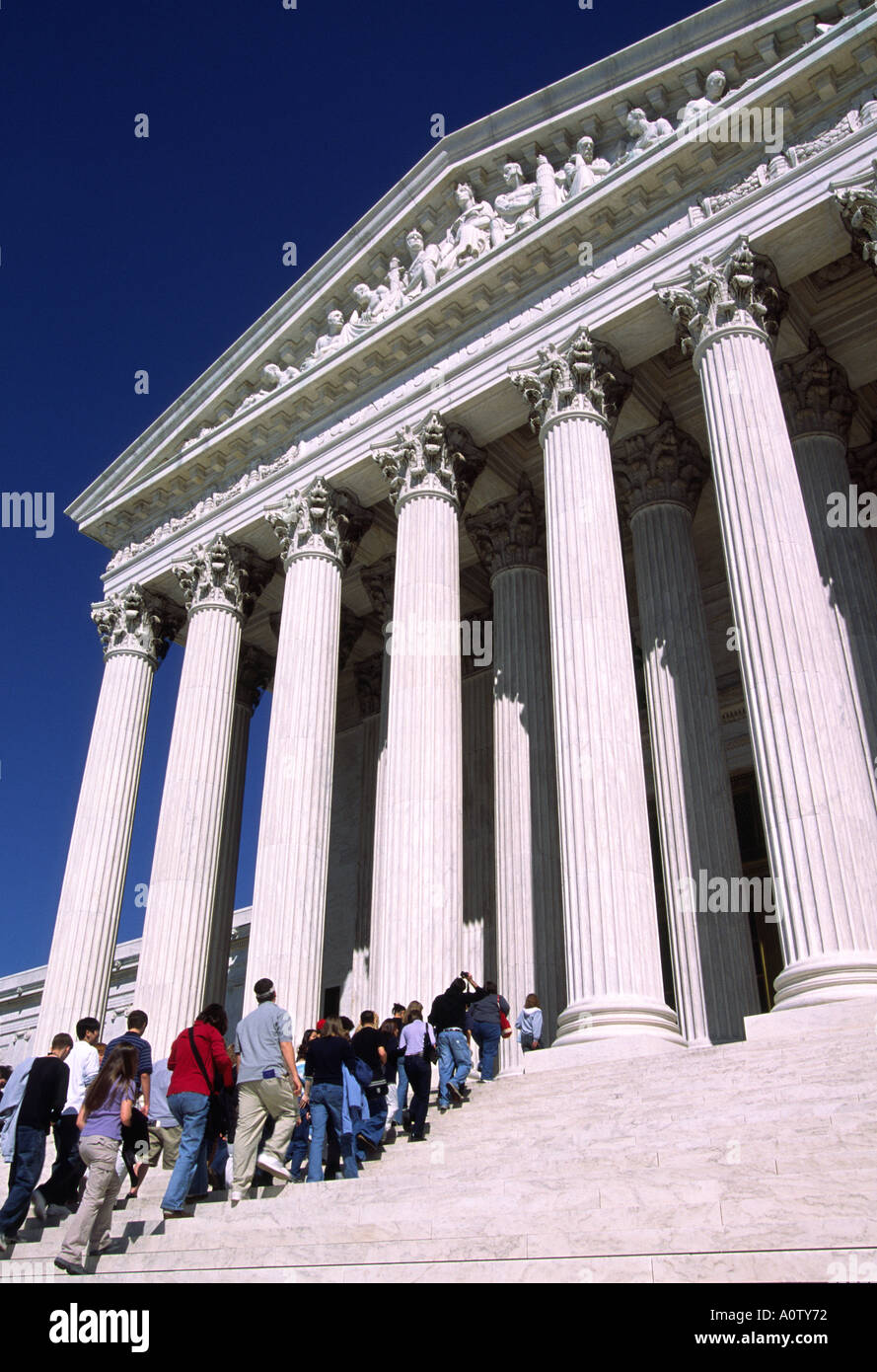 Les touristes sur les étapes de la construction de la Cour suprême des États-Unis, Washington, D.C. Banque D'Images