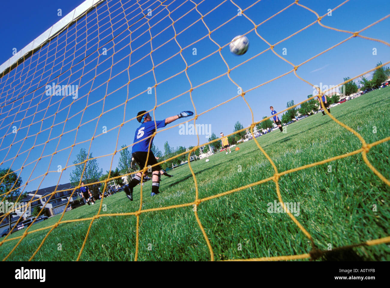 Kids Playing Soccer Banque D'Images