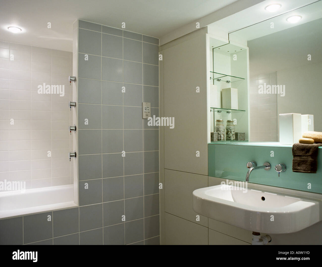 Une salle de bains de style contemporain de l'intérieur. Photo par paddymcguinness Paddy McGuinness Banque D'Images