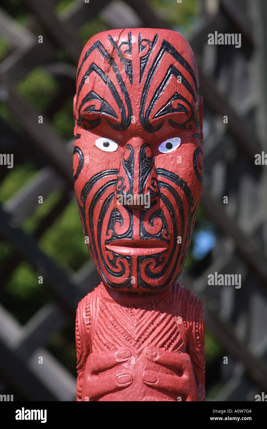 Tête de bois sculpture Maori à Rotorua, île du nord de Nouvelle-Zélande avec conception de tatouage facial Moko Banque D'Images