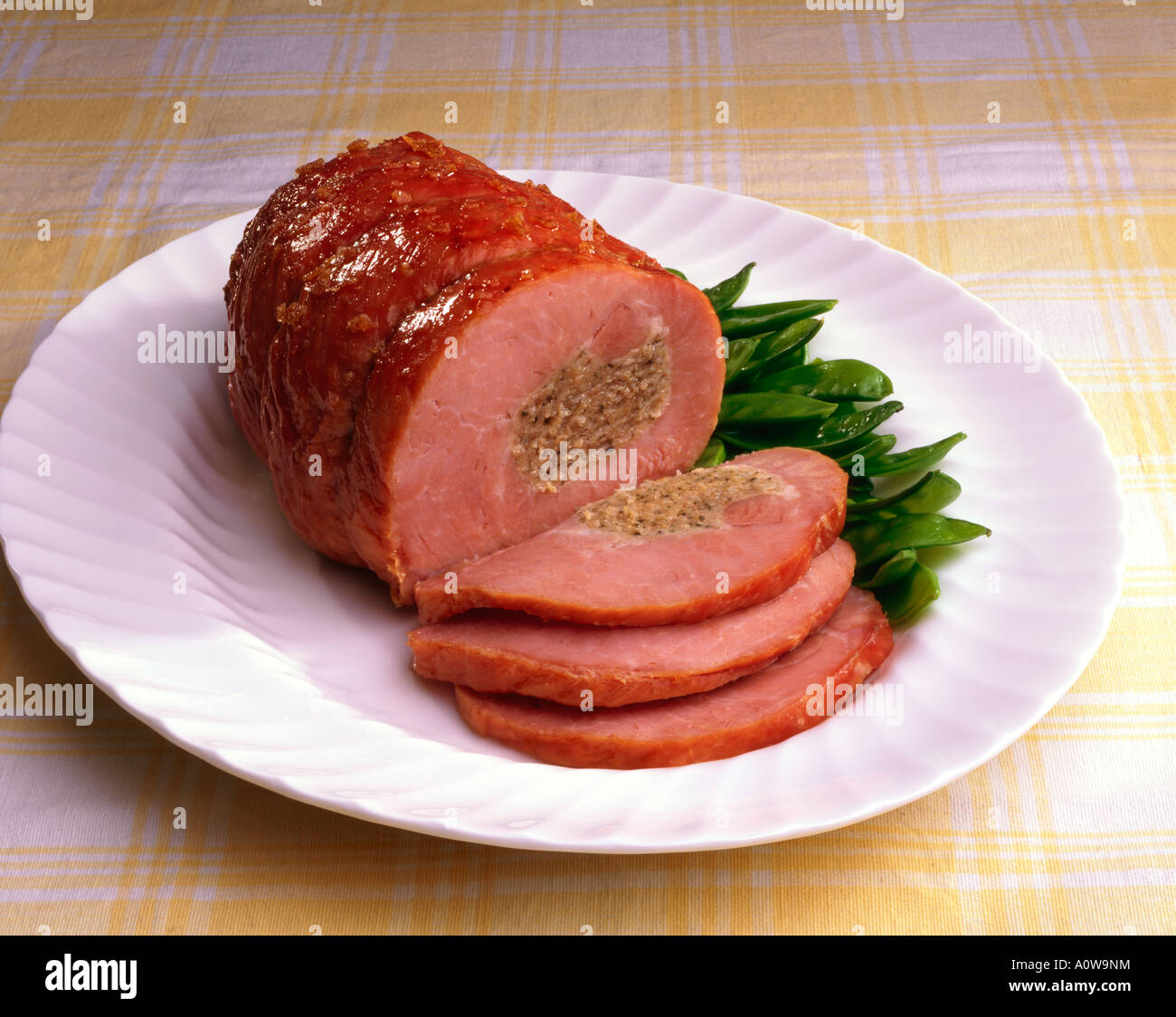 Rôti de porc à la farce et de haricot vert sur le côté Banque D'Images
