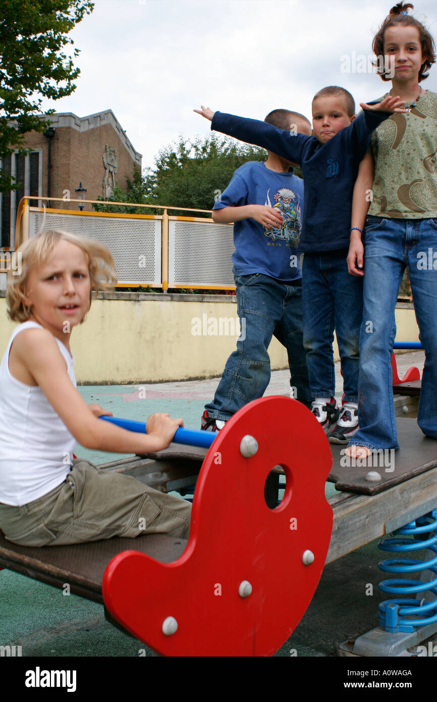Les enfants jouent sur une balançoire, Horniman Pleasance Park, Londres Banque D'Images
