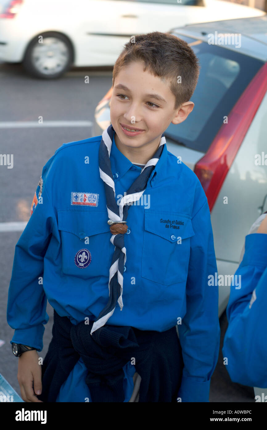 Young boy-scout en uniforme. Banque D'Images