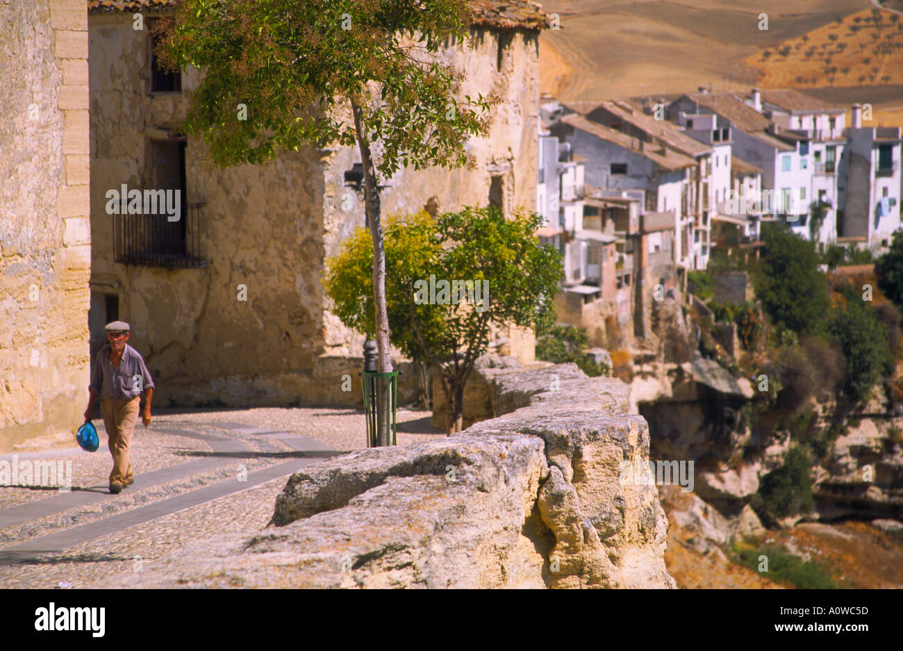 Homme marchant sur la terrasse de Alhama de Granada, Andalousie Espagne Banque D'Images