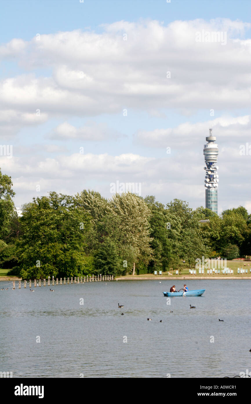 Lac de plaisance dans Regents Park, Londres, avec BT Tower dans l'arrière-plan Banque D'Images
