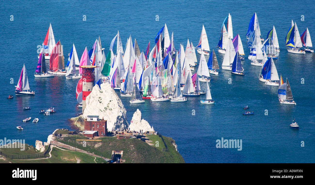 Vue aérienne. Le tour de l'île de la race. Île de Wight. UK. Yachts passant les aiguilles phare. Banque D'Images